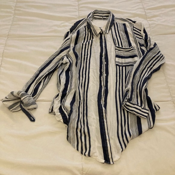 Blouse, navy and ivory, feels like linen but is 100% rayon, long tail, so 👍 - Picture 1 of 6